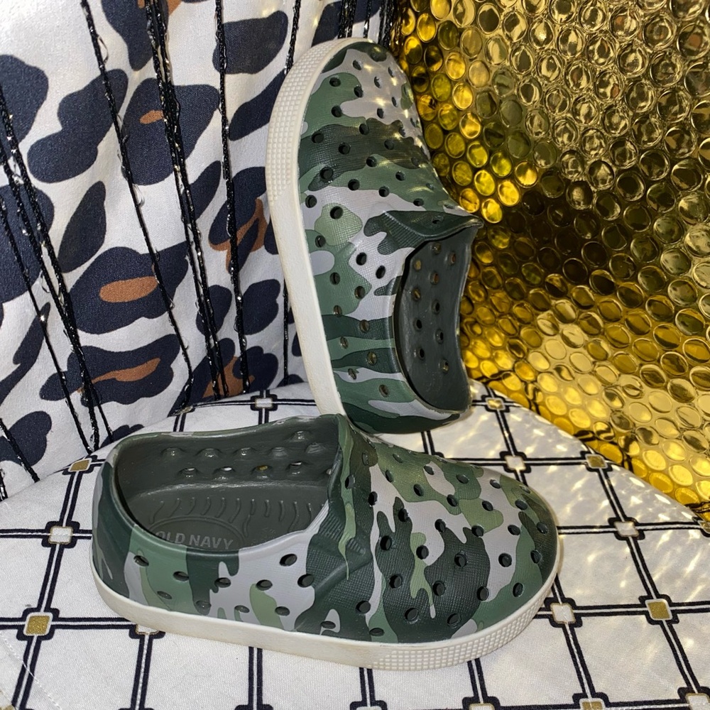 OLD NAVY BABY BOYS CAMO CROC LIKE SLIP ON SHOES